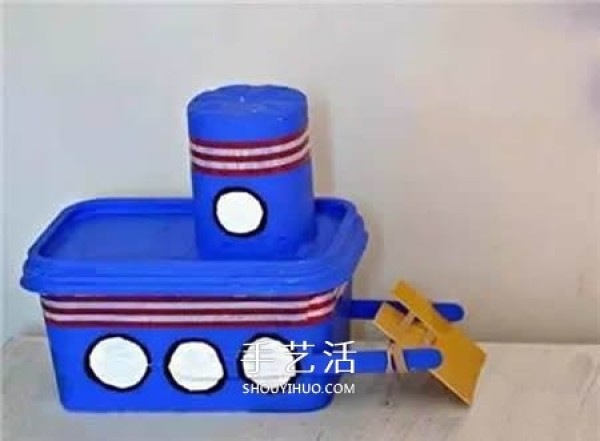 Use waste plastic lunch boxes and yogurt cups to DIY a power boat toy