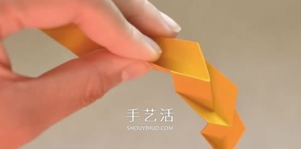 An illustrated tutorial on folding a bracelet using cardboard will teach you how to fold a three-dimensional geometric bracelet