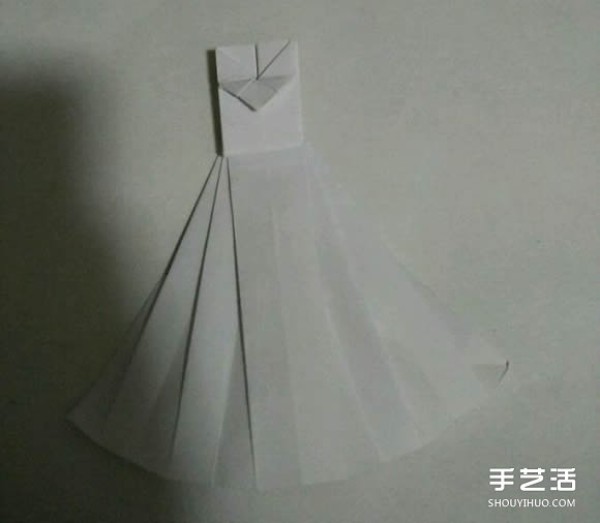 How to fold an origami wedding dress, illustrate the origami method of a wedding dress with steps