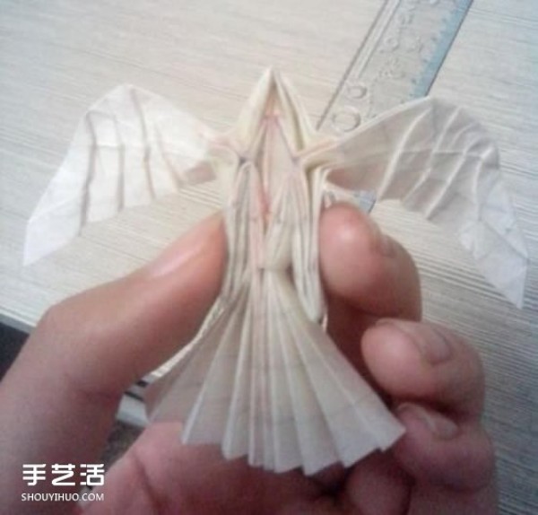 The origami method of a beautiful angel and the illustration of folding a three-dimensional angel by hand