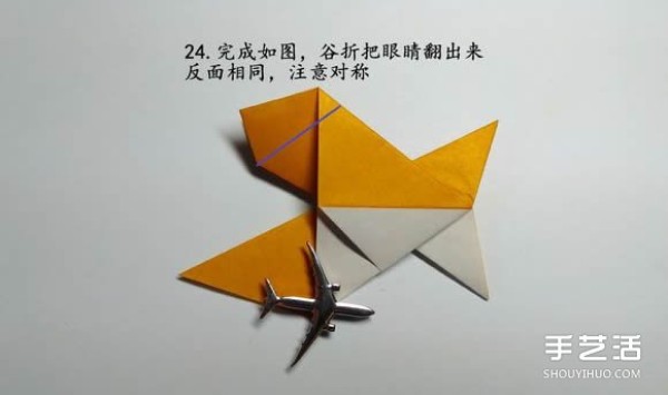 Illustration of folding method of origami piranha, step-by-step diagram of folding piranha by hand