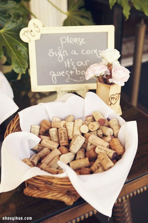 Wine bottles and corks turned waste into treasure DIY wedding trinkets