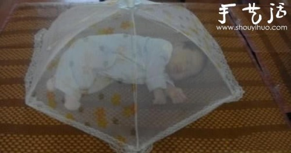 The wonderful use of the dining table cover allows the baby to ignore the mosquito harassment