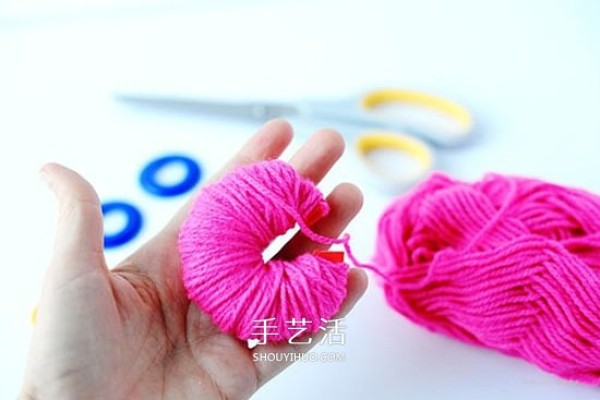 Make your own Valentines Day packaging and decoration! How to make DIY warm yarn balls