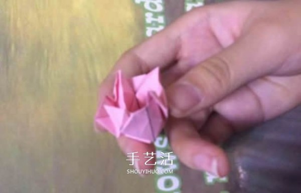 Tutorial on folding flowers on sticky notes with mini rose origami illustrations