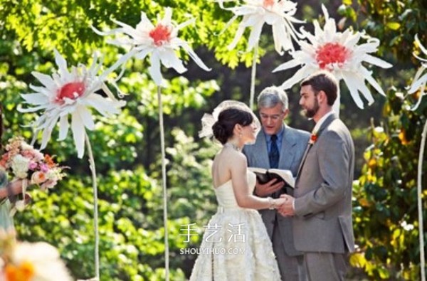 How to make simple and beautiful large paper flowers can be used as wedding decorations