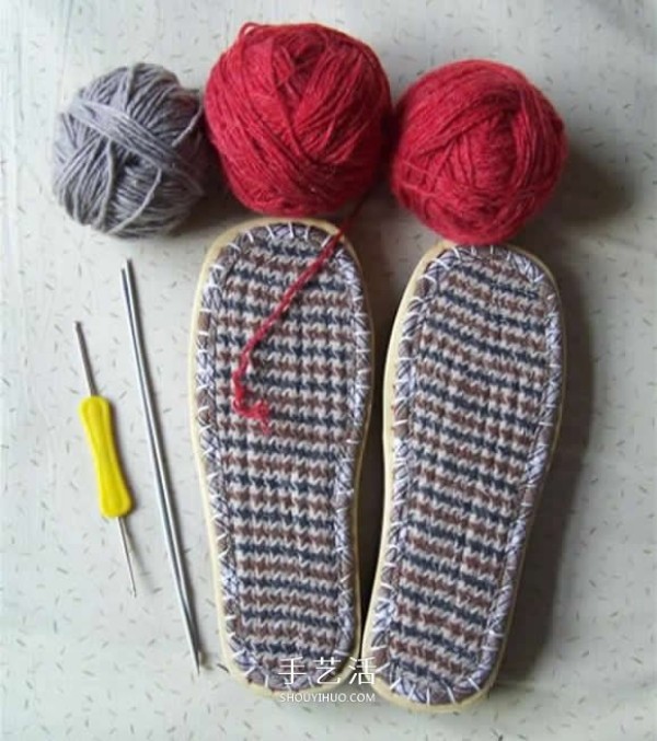 Step-by-step diagram of knitting slippers with stick stitches and illustrations of the knitting method of woolen slippers