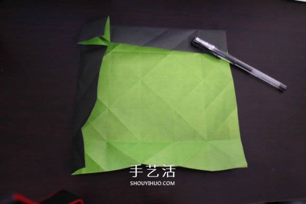 Illustrations of how to fold the NIKE logo using the origami method