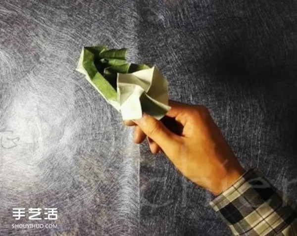 Origami illustration of Sansheng rose. Three roses can be folded from one piece of paper.Rose