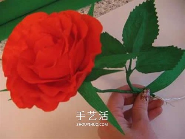 Making flowers from crepe paper: Illustrations of how to make beautiful paper roses