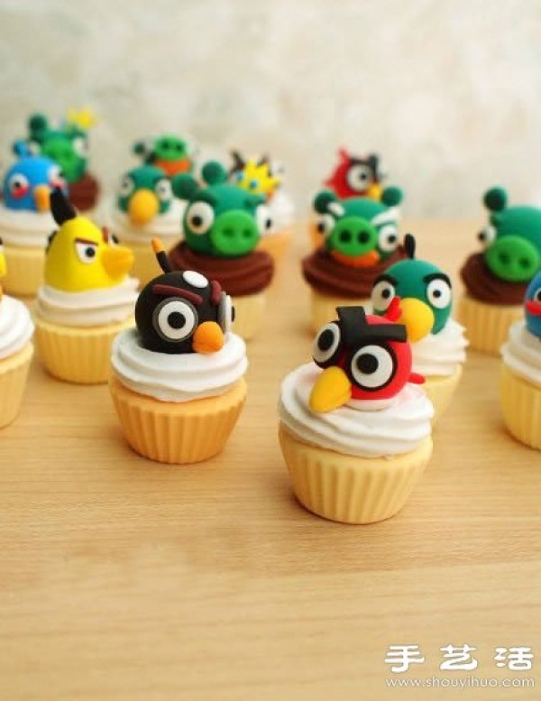 Polymer clay makes a super realistic "Angry Birds" cake