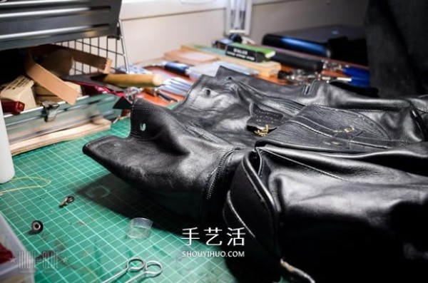 Old leather bags are transformed into fashionable mobile phone cases. Old leather bags are transformed into treasures into mobile phone cases