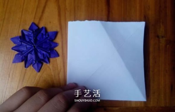 3D three-dimensional snowflake origami illustration, how to fold complex and exquisite snowflakes