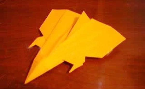 How to fold a good-looking paper airplane. Illustrated tutorial for children to fold a beautiful airplane.