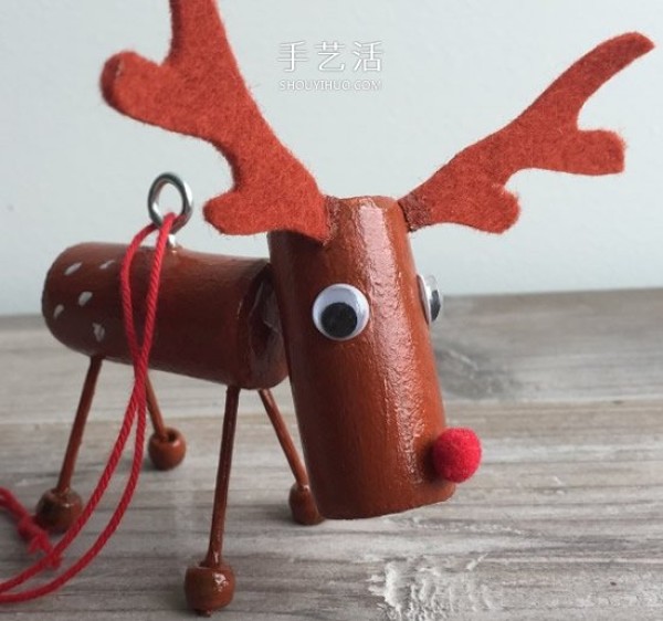 Christmas reindeer hanging ornaments are handmade and simple red wine bottle stoppers are used