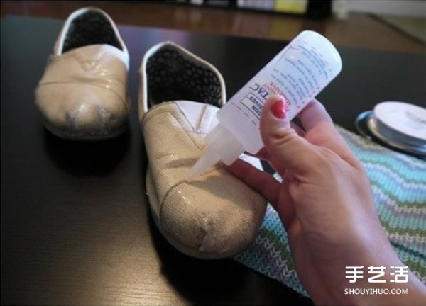 Step-by-step tutorial on how to decorate and transform old shoes, DIY old shoes