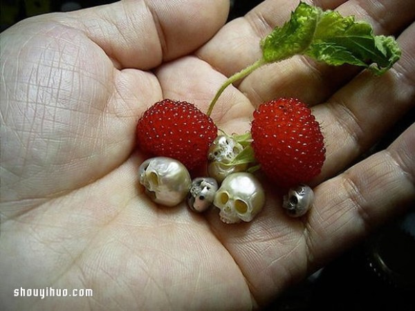 Pearls are carved into super personalized simple skull ornaments