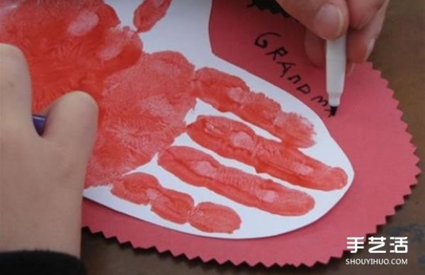 How to make a love greeting card, print all your hands and feet on it