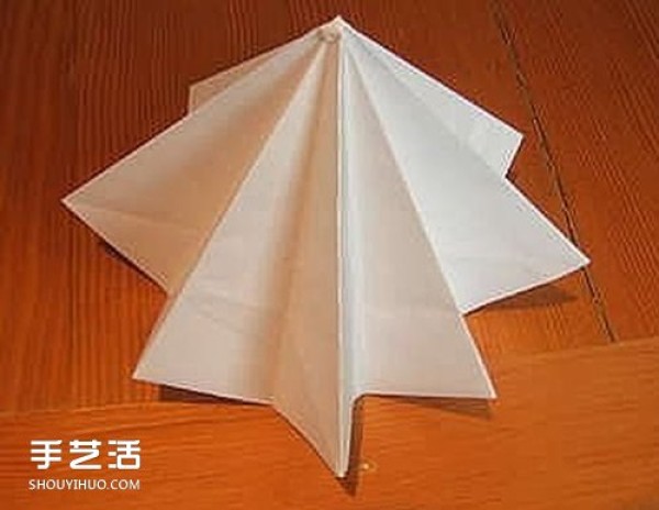 How to Fold a Three-dimensional Christmas Tree with Illustrations of Childrens Christmas Tree Origami Tutorial