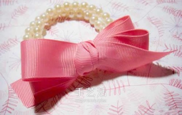 Super simple DIY pearl bracelet, use a ribbon to attach a bow to the bracelet