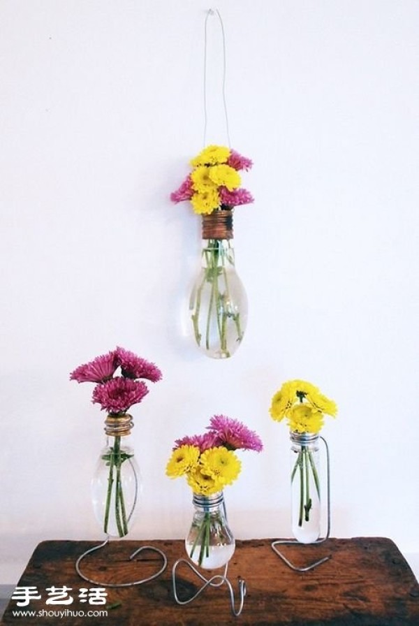 Light bulb + iron wire waste is used to make an artistic style vase