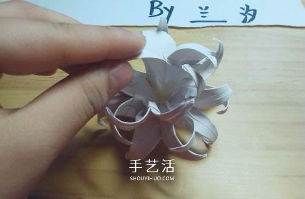 Illustration of folding method of Mandala flower, how to fold white Bana flower by hand