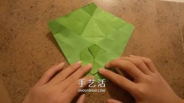 How to fold beautiful paper flowers, step-by-step illustration of hand-made origami six-pointed star flower