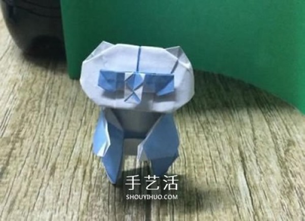 Illustrated tutorial for origami standing giant panda, cute cartoon image