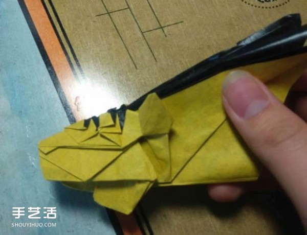 Nakamura Kaedoras origami tutorial with detailed origami illustrations of a three-dimensional tiger