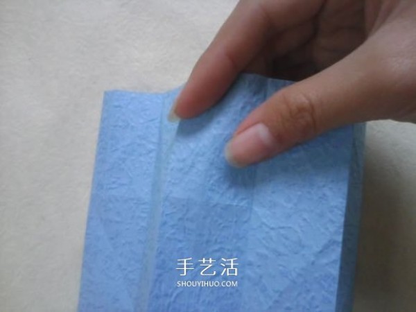 The origami steps of a rose are illustrated by how to fold a 25-petal rose by rubbing the paper by your hands.