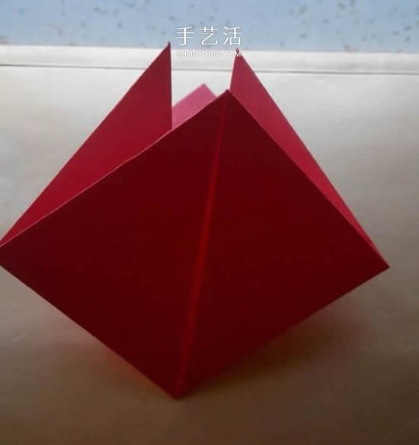 Childrens simple origami box tutorial: Illustration of the folding method of a tripod-shaped paper box