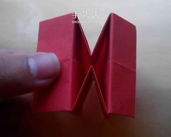 Childrens simple origami box tutorial: Illustration of the folding method of a tripod-shaped paper box