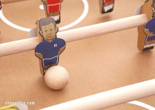 Using cardboard to make your own table football machine, the prerequisite is that you are ingenious enough! 