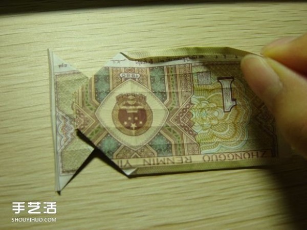 Paper money origami camera illustration and a detailed explanation of how to fold a dollar bill into a camera