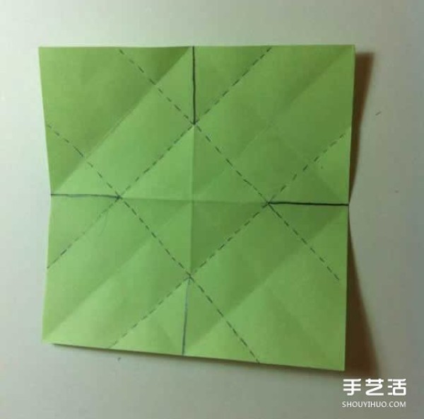 A piece of paper to fold a four-leaf clover, an illustration of the steps to fold a creative four-leaf clover