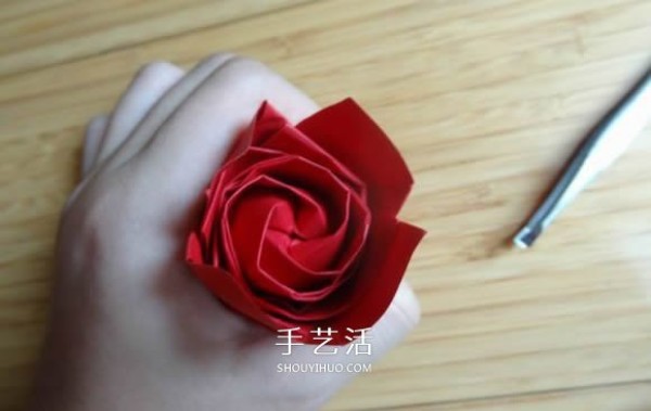 Represents beauty and love! Step by step illustration of handmade origami roses