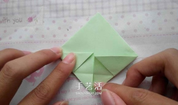 A tutorial on how to fold a diamond rose and a tutorial on how to fold a diamond rose