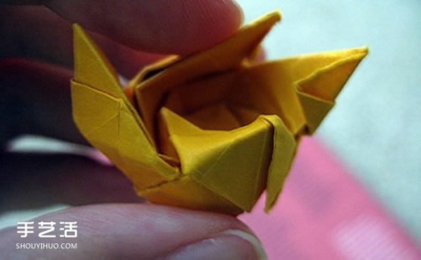 Folding a complex rose with illustrations and steps of folding a rose