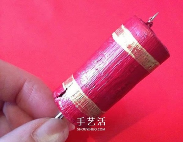 Red wine bottle corks are used to make firecrackers to create a festive Spring Festival and New Year ornaments