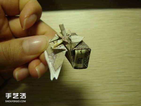 Paper money origami camera illustration and a detailed explanation of how to fold a dollar bill into a camera