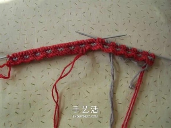 Step-by-step diagram of knitting slippers with stick stitches and illustrations of the knitting method of woolen slippers