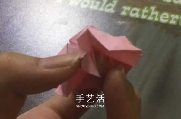 Tutorial on folding flowers on sticky notes with mini rose origami illustrations