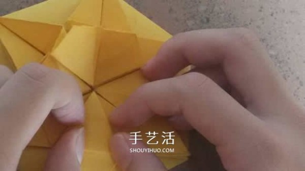 How to fold beautiful paper flowers, step-by-step illustration of hand-made origami six-pointed star flower