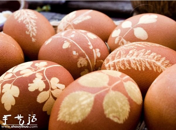 Creative handmade production of boiled eggs: printing and dyeing with white flowers and grass