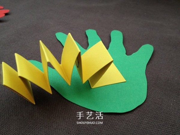 Simple and creative method of making birthday cards with palms