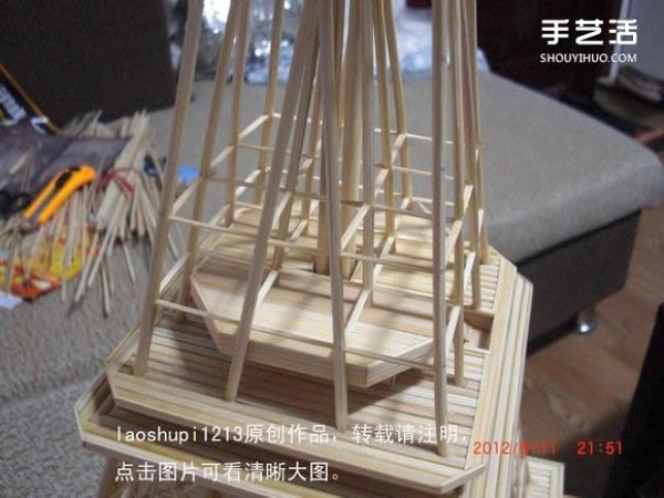 A detailed illustrated tutorial on making a model of the Eiffel Tower using chopsticks and bamboo skewers