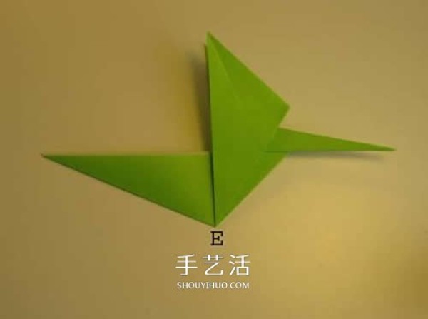 Step-by-step diagrams of hand-made origami pterosaurs. Illustrated process of folding pterosaurs