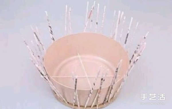 The old newspaper basket weaving method uses cardboard as the bottom of the basket