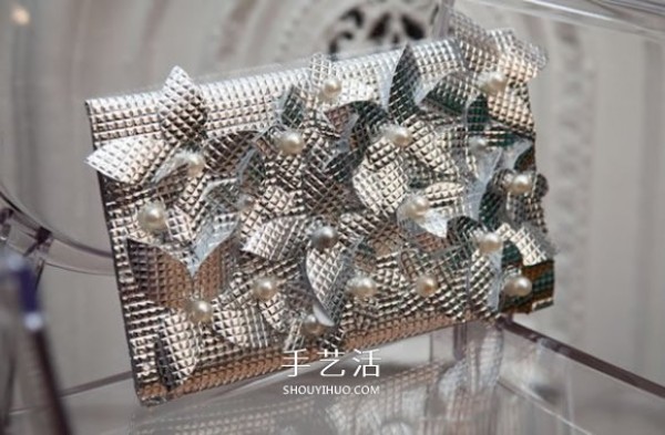 Illustration of how to make a beautiful hand-made clutch bag with aluminum foil moisture-proof pad