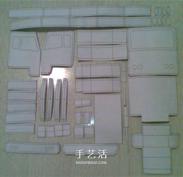 Illustration of how to make an oil tank truck model by hand using cans